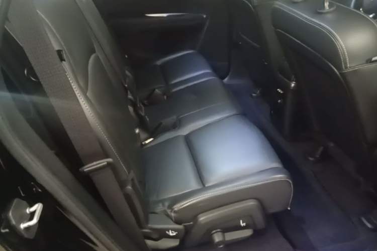 Used Dodge Journey 2013 2.4L Two-Wheel Drive Luxury Version Left Rear Seat