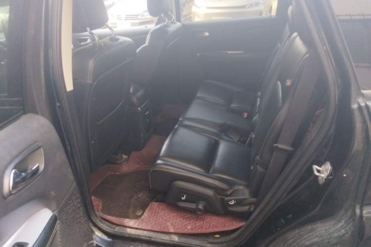 Used Dodge Journey 2013 2.4L Two-Wheel Drive Luxury Version Left Rear Seat