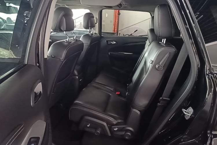Used Dodge Journey 2013 2.4L Two-Wheel Drive Luxury Version Left Rear Seat