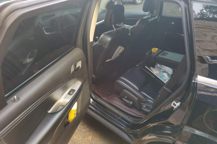 Used Dodge Journey 2013 2.4L Two-Wheel Drive Luxury Version Left Rear Seat