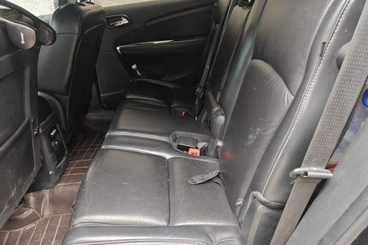 Used Dodge Journey 2013 2.4L Two-Wheel Drive Luxury Version Left Rear Seat