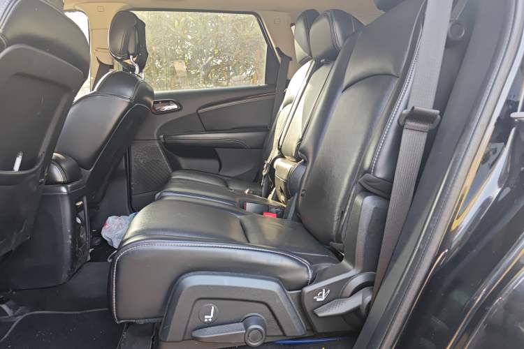 Used Dodge Journey 2013 3.6L Four-Wheel Drive Flagship Edition Left Rear Seat