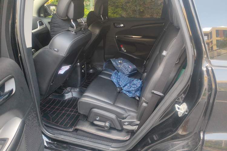 Used Dodge Journey 2013 2.4L Two-Wheel Drive Luxury Version Left Rear Seat
