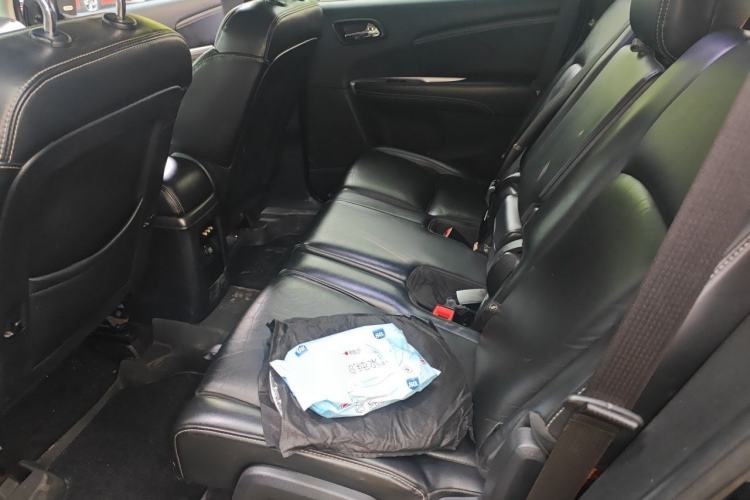 Used Dodge Journey 2013 2.4L Two-Wheel Drive Luxury Version Left Rear Seat
