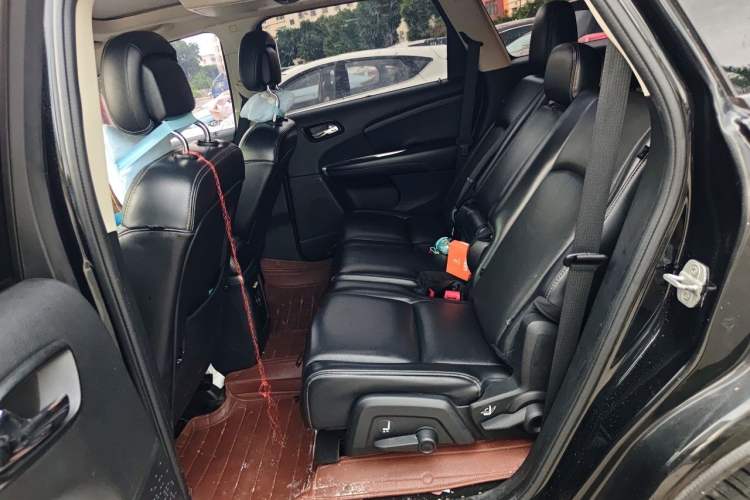 Used Dodge Journey 2013 2.4L Two-Wheel Drive Luxury Version Left Rear Seat