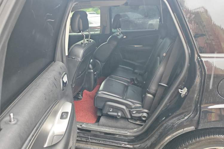 Used Dodge Journey 2013 2.4L Two-Wheel Drive Luxury Version Left Rear Seat