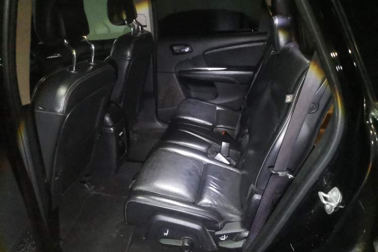 Used Dodge Journey 2013 2.4L Two-Wheel Drive Luxury Version Left Rear Seat