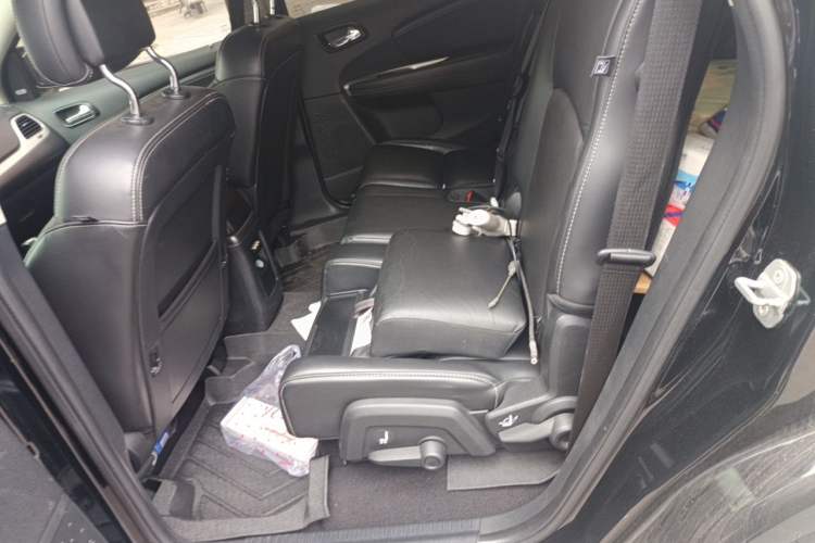 Used Dodge Journey 2013 2.4L Two-Wheel Drive Luxury Version Left Rear Seat