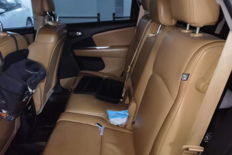 Used Dodge Journey 2013 2.4L Two-Wheel Drive Luxury Version Left Rear Seat