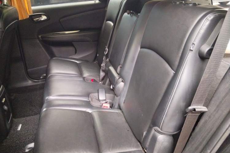 Used Dodge Journey 2013 2.4L Two-Wheel Drive Luxury Version Left Rear Seat