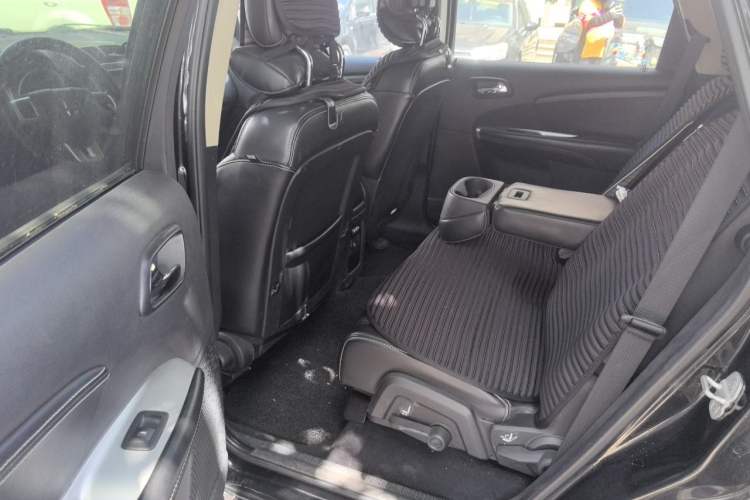 Used Dodge Journey 2013 2.4L Two-Wheel Drive Luxury Version Left Rear Seat