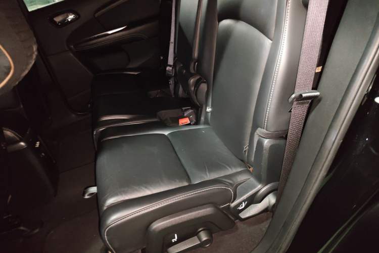 Used Dodge Journey 2013 2.4L Two-Wheel Drive Luxury Version Left Rear Seat