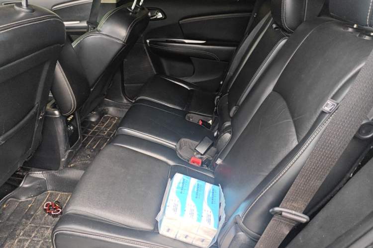 Used Dodge Journey 2013 2.4L Two-Wheel Drive Luxury Version Left Rear Seat