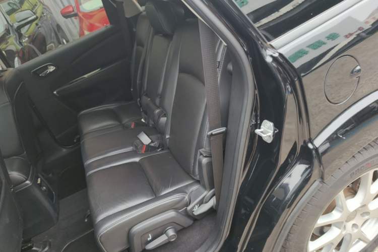 Used Dodge Journey 2013 2.4L Two-Wheel Drive Luxury Version Left Rear Seat