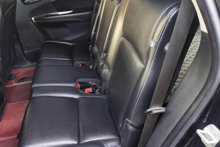 Used Dodge Journey 2013 2.4L Two-Wheel Drive Luxury Version Left Rear Seat