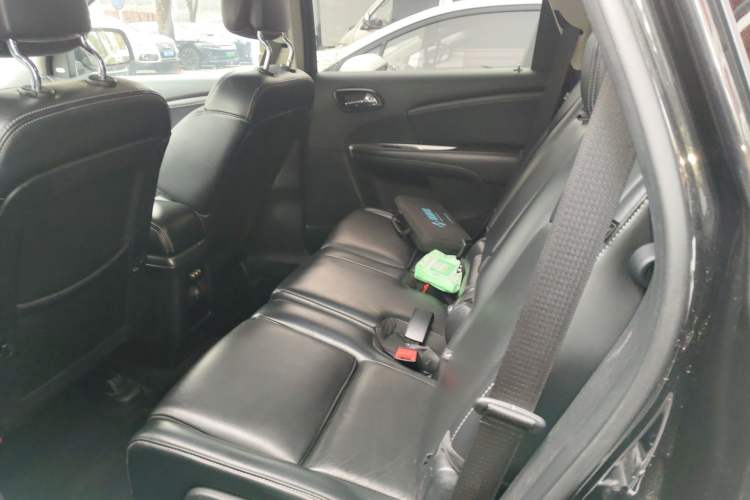 Used Dodge Journey 2013 2.4L Two-Wheel Drive Luxury Version Left Rear Seat