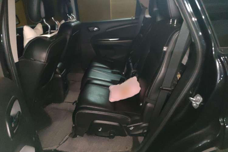 Used Dodge Journey 2013 2.4L Two-Wheel Drive Luxury Version Left Rear Seat