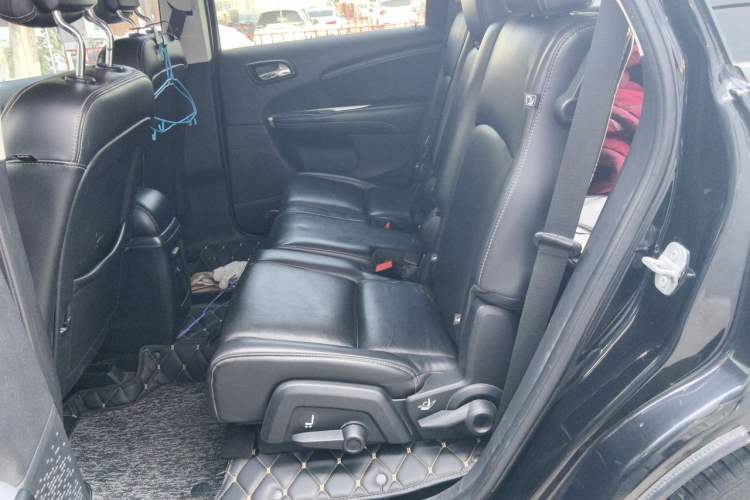 Used Dodge Journey 2013 2.4L Two-Wheel Drive Luxury Version Left Rear Seat