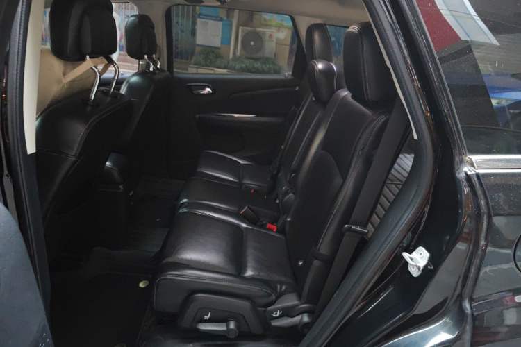 Used Dodge Journey 2013 2.4L Two-Wheel Drive Luxury Version Left Rear Seat