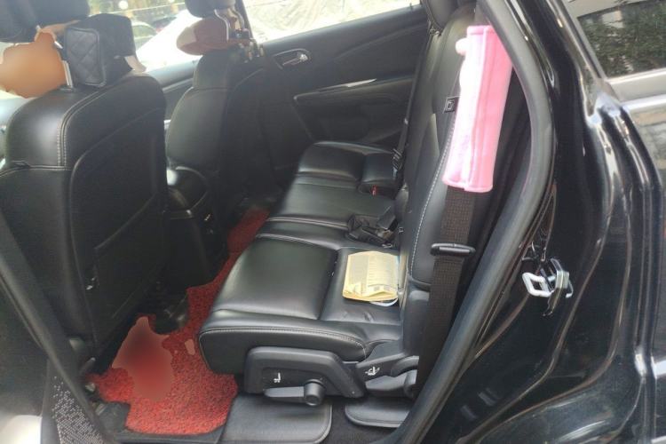 Used Dodge Journey 2013 2.4L Two-Wheel Drive Luxury Version Left Rear Seat