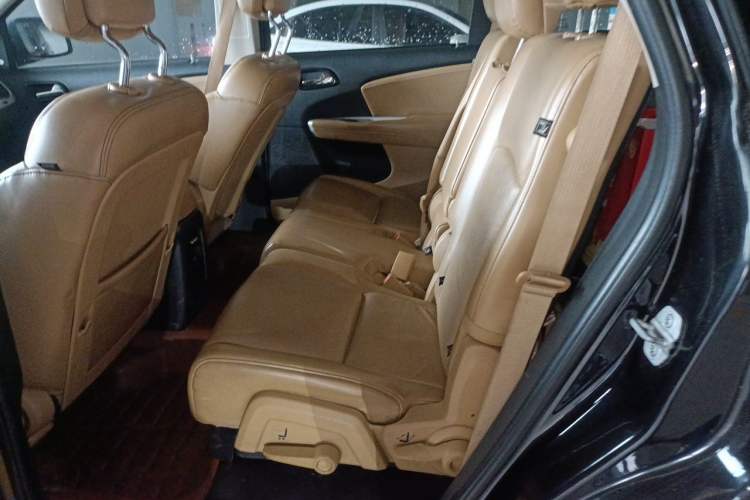 Used Dodge Journey 2013 2.4L Two-Wheel Drive Luxury Version Left Rear Seat