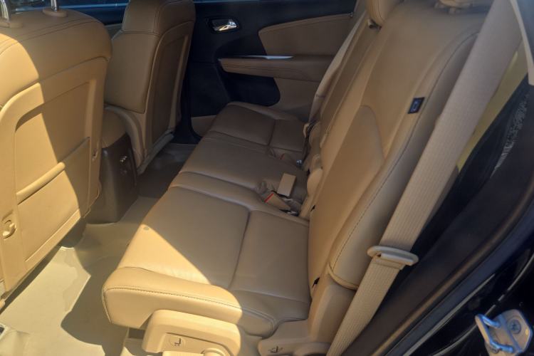 Used Dodge Journey 2013 2.4L Two-Wheel Drive Luxury Version Left Rear Seat