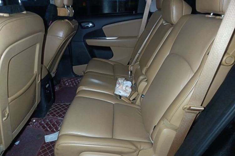 Used Dodge Journey 2013 2.4L Two-Wheel Drive Luxury Version Left Rear Seat