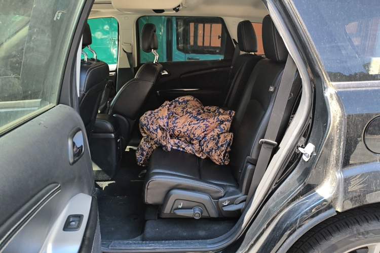 Used Dodge Journey 2013 2.4L Two-Wheel Drive Luxury Version Left Rear Seat