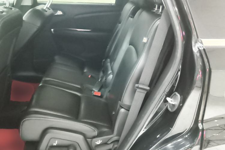 Used Dodge Journey 2013 2.4L Two-Wheel Drive Luxury Version Left Rear Seat