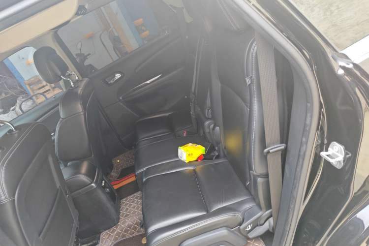 Used Dodge Journey 2013 2.4L Two-Wheel Drive Luxury Version Left Rear Seat