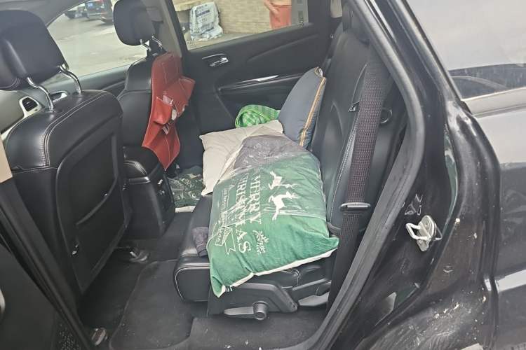 Used Dodge Journey 2013 2.4L Two-Wheel Drive Luxury Version Left Rear Seat