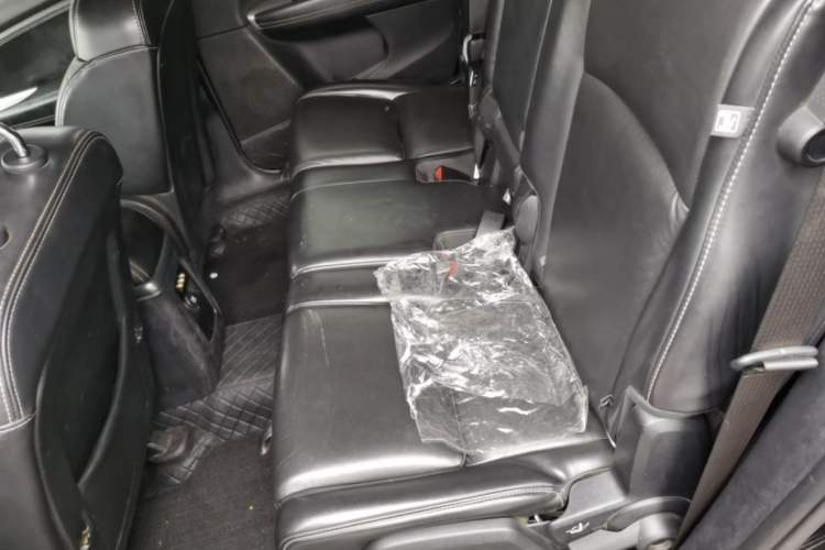 Used Dodge Journey 2013 2.4L Two-Wheel Drive Luxury Version Left Rear Seat