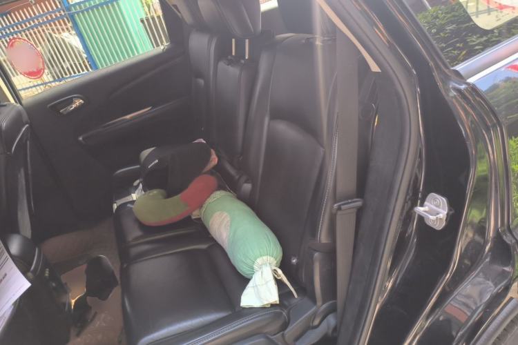 Used Dodge Journey 2013 2.4L Two-Wheel Drive Luxury Version Left Rear Seat