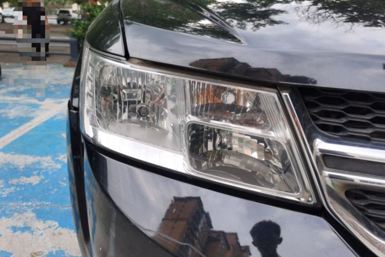 Used Dodge Journey 2013 2.4L Two-Wheel Drive Luxury Version Right Front Headlight