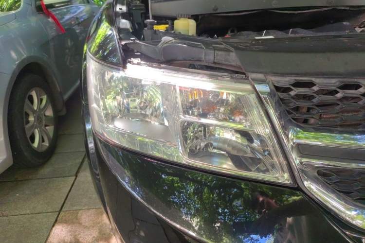 Used Dodge Journey 2013 2.4L Two-Wheel Drive Luxury Version Right Front Headlight