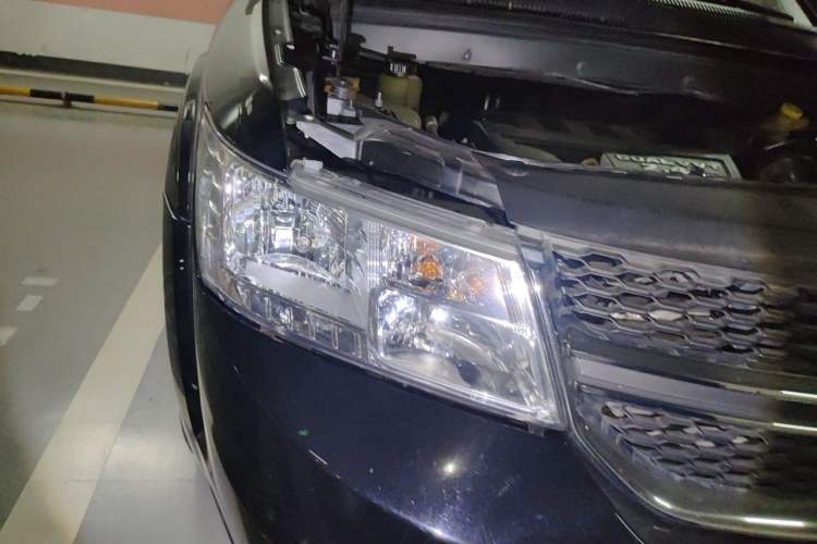 Used Dodge Journey 2013 2.4L Two-Wheel Drive Luxury Version Right Front Headlight