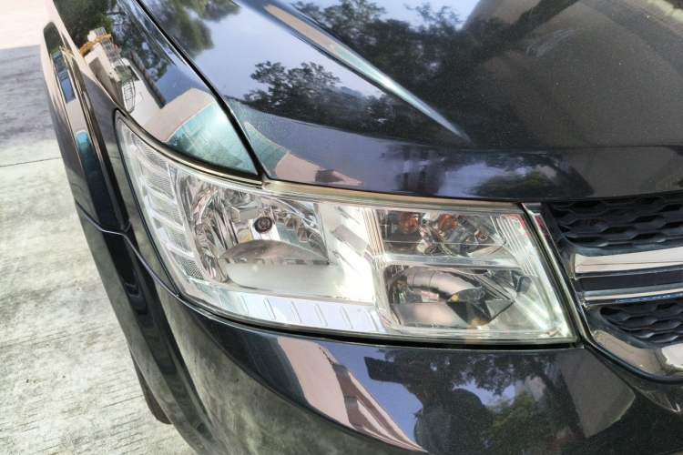 Used Dodge Journey 2013 2.4L Two-Wheel Drive Luxury Version Right Front Headlight