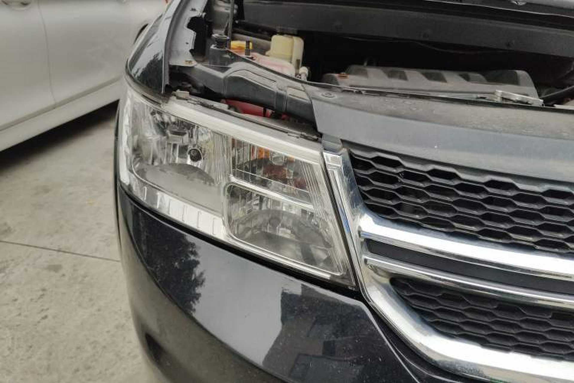 Used Dodge Journey 2013 2.4L Two-Wheel Drive Luxury Version Right Front Headlight