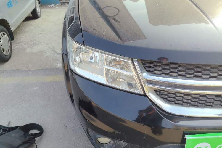 Used Dodge Journey 2013 2.4L Two-Wheel Drive Luxury Version Right Front Headlight