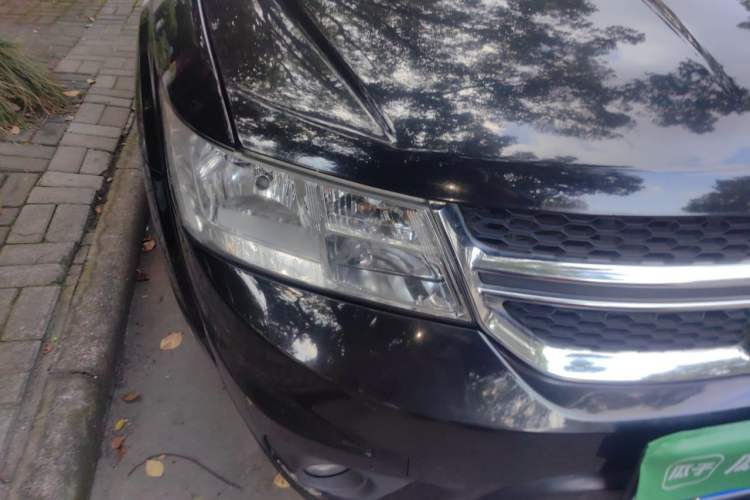 Used Dodge Journey 2013 2.4L Two-Wheel Drive Luxury Version Right Front Headlight