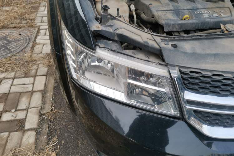 Used Dodge Journey 2013 2.4L Two-Wheel Drive Luxury Version Right Front Headlight