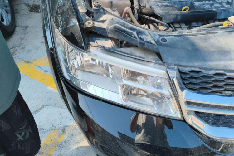 Used Dodge Journey 2013 2.4L Two-Wheel Drive Luxury Version Right Front Headlight