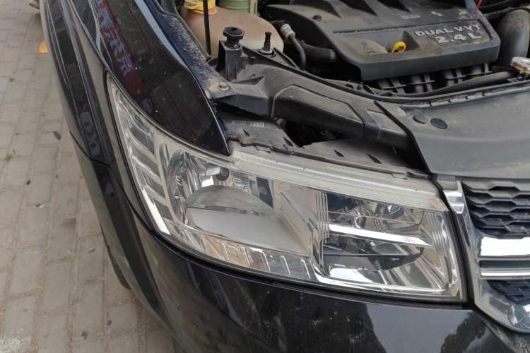 Used Dodge Journey 2013 2.4L Two-Wheel Drive Luxury Version Right Front Headlight