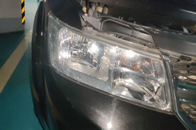 Used Dodge Journey 2013 2.4L Two-Wheel Drive Luxury Version Right Front Headlight