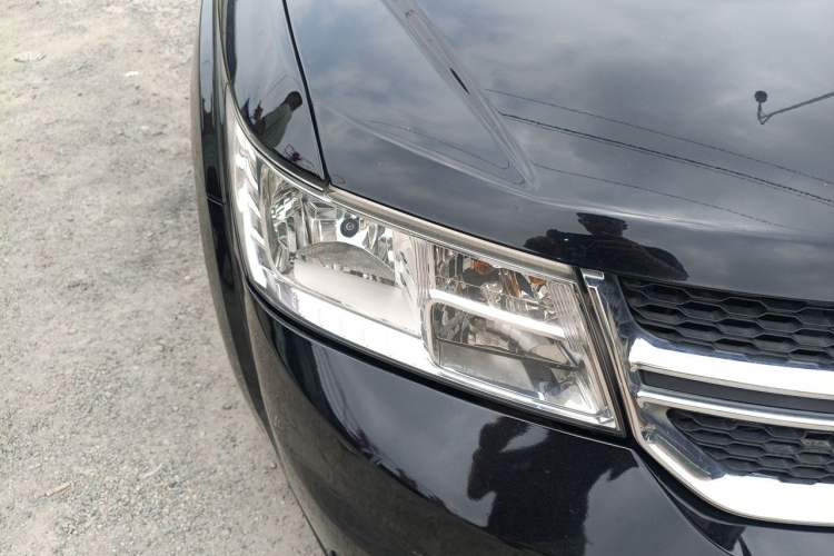 Used Dodge Journey 2013 2.4L Two-Wheel-Drive Smart Edition Right Front Headlight
