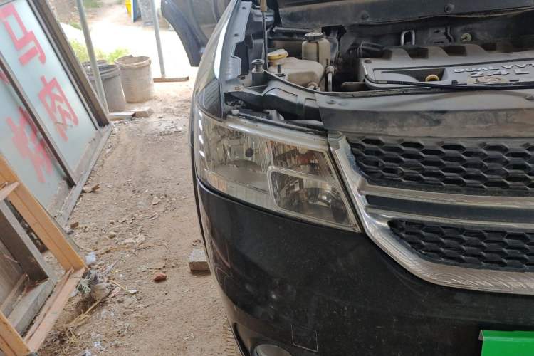 Used Dodge Journey 2013 2.4L Two-Wheel Drive Luxury Version Right Front Headlight