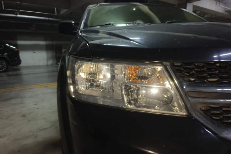 Used Dodge Journey 2013 2.4L Two-Wheel Drive Luxury Version Right Front Headlight
