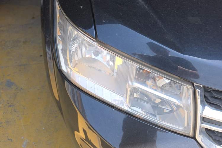 Used Dodge Journey 2013 2.4L Two-Wheel Drive Luxury Version Right Front Headlight