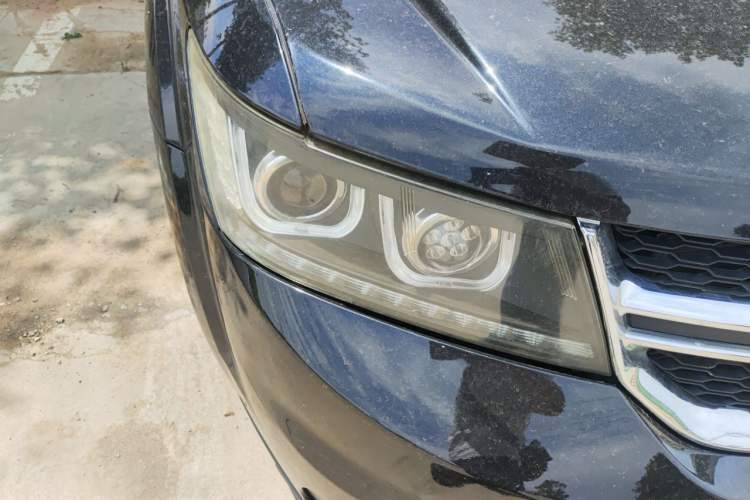 Used Dodge Journey 2013 2.4L Two-Wheel Drive Luxury Version Right Front Headlight
