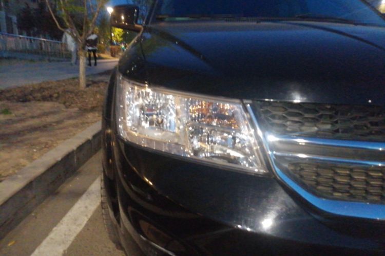 Used Dodge Journey 2013 2.4L Two-Wheel Drive Luxury Version Right Front Headlight